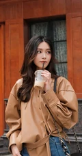 文咏珊气质动人长发微卷手拿奶茶咖啡街拍写真美照
