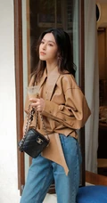 文咏珊气质动人长发微卷手拿奶茶咖啡街拍写真美照