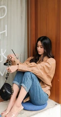 文咏珊气质动人长发微卷手拿奶茶咖啡街拍写真美照