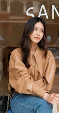 文咏珊气质动人长发微卷手拿奶茶咖啡街拍写真美照