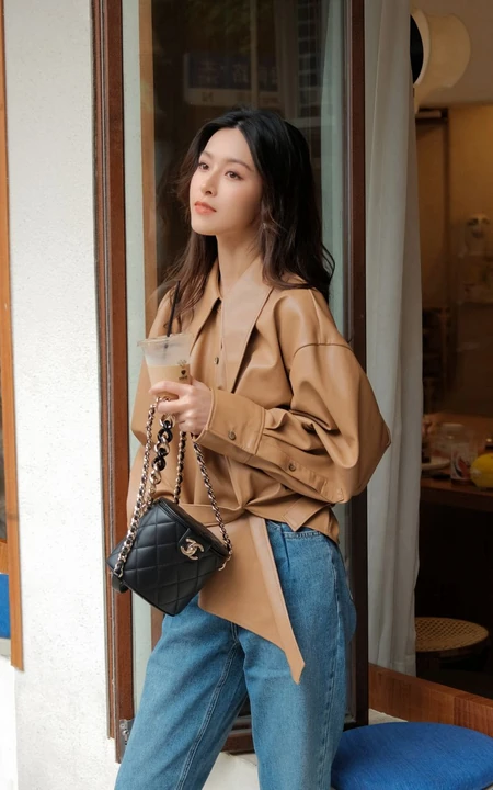 文咏珊气质动人长发微卷手拿奶茶咖啡街拍写真美照