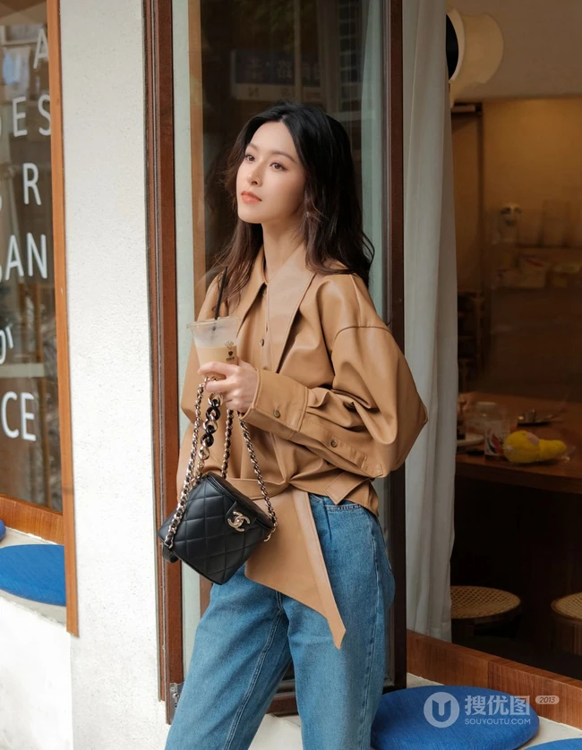 文咏珊气质动人长发微卷手拿奶茶咖啡街拍写真美照