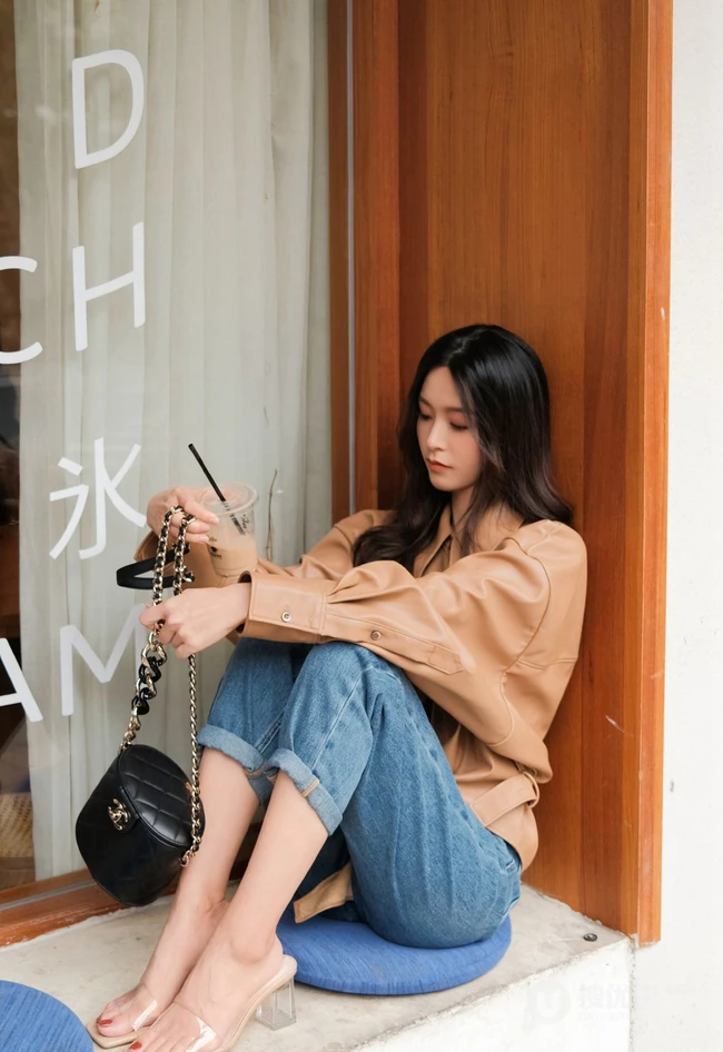 文咏珊气质动人长发微卷手拿奶茶咖啡街拍写真美照