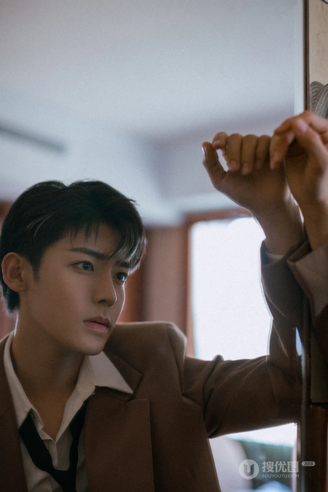 帅哥演员侯明昊慵懒居家写真照片