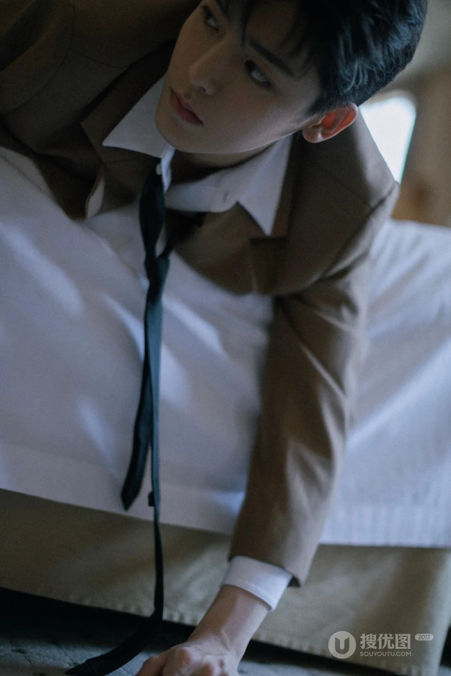 帅哥演员侯明昊慵懒居家写真照片