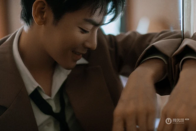 帅哥演员侯明昊慵懒居家写真照片
