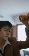 帅哥演员侯明昊慵懒居家写真照片