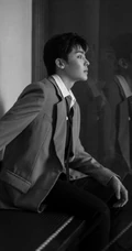 帅哥演员侯明昊慵懒居家写真照片