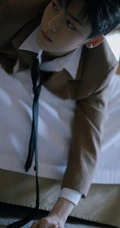 帅哥演员侯明昊慵懒居家写真照片