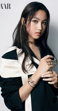 15岁女孩任晴佳最新写真照，长发披肩，身高腿长，靓丽且时尚