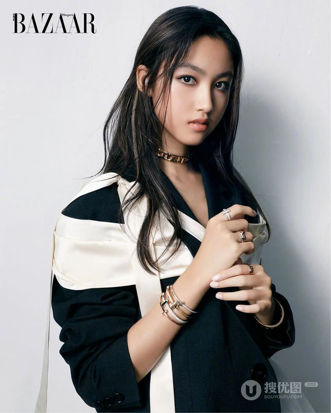 15岁女孩任晴佳最新写真照，长发披肩，身高腿长，靓丽且时尚