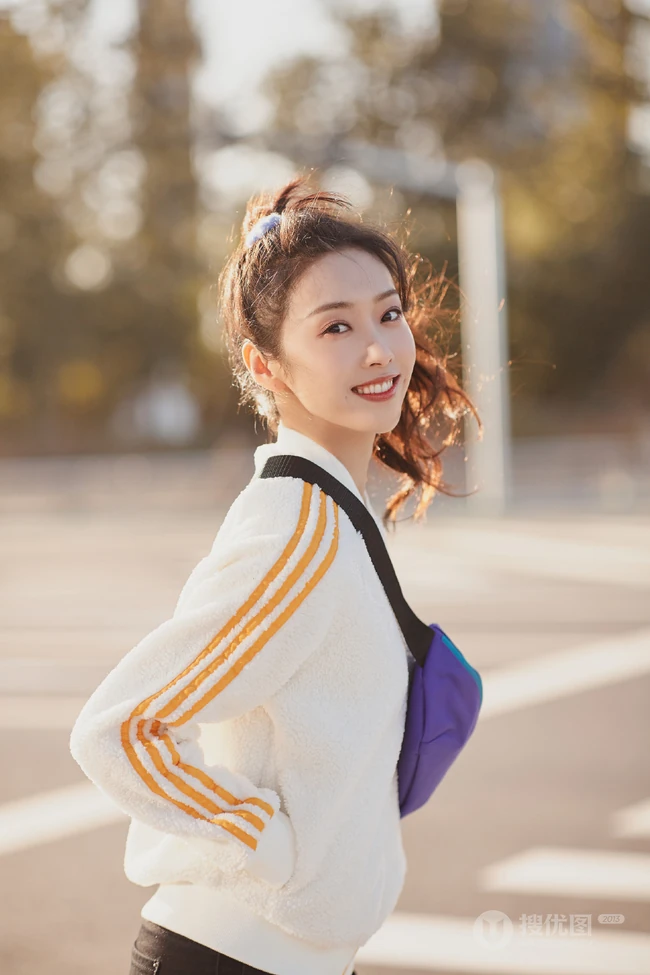 暖阳下的宣璐笑容动人初冬街拍写真美照