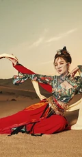 孟佳手拿琵琶飞天女造型敦煌沙漠落日前唯美写真