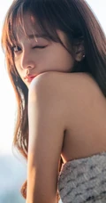 吴宣仪气质可爱礼裙连衣短裙着身，尽显美肩，锁骨，美背温柔气质写真