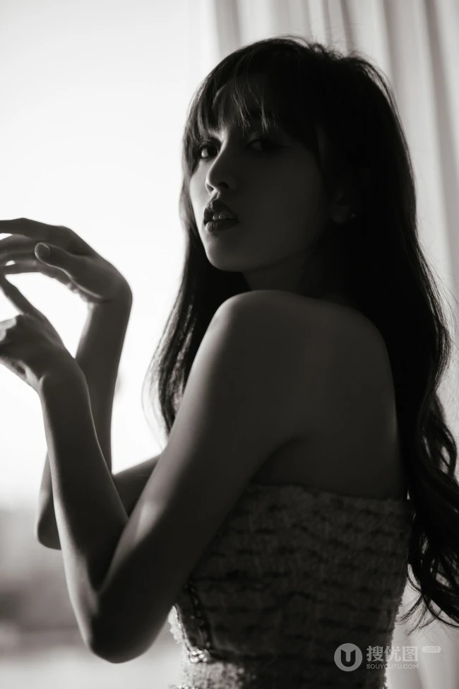 吴宣仪气质可爱礼裙连衣短裙着身，尽显美肩，锁骨，美背温柔气质写真