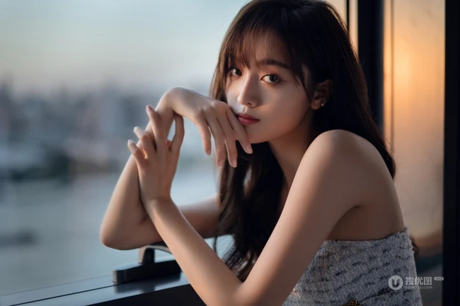 吴宣仪气质可爱礼裙连衣短裙着身，尽显美肩，锁骨，美背温柔气质写真