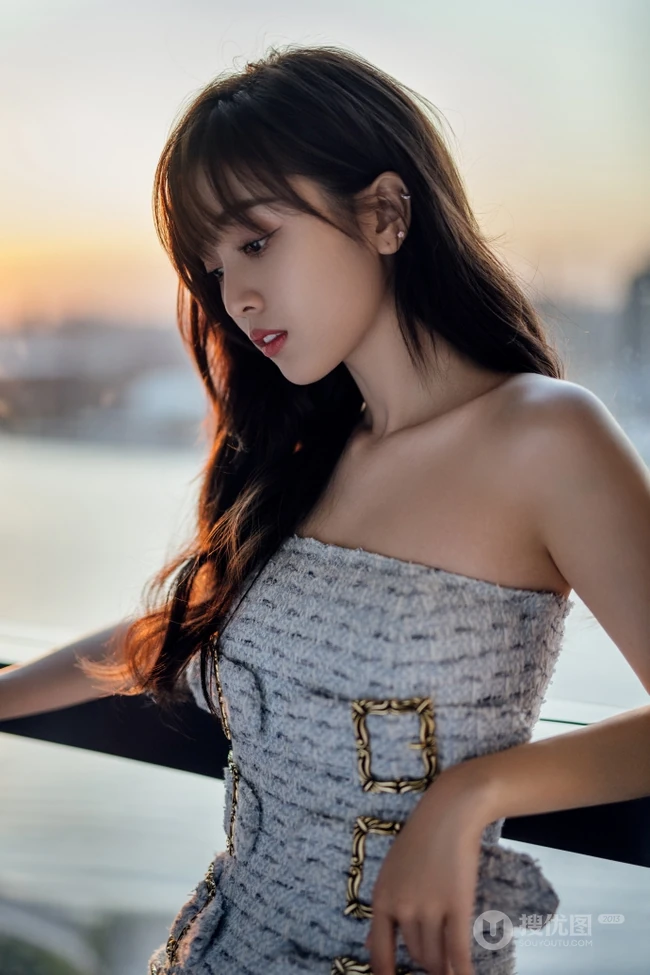吴宣仪气质可爱礼裙连衣短裙着身，尽显美肩，锁骨，美背温柔气质写真