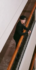 广西北海男歌手、演员檀健次酷黑西服套装着身帅气街拍照片