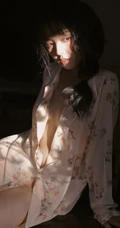 性感女孩，美背，印花衫，唯美性感真空装美少女艺术写真手机壁纸图片