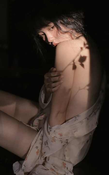 性感女孩，美背，印花衫，唯美性感真空装美少女艺术写真手机壁纸图片