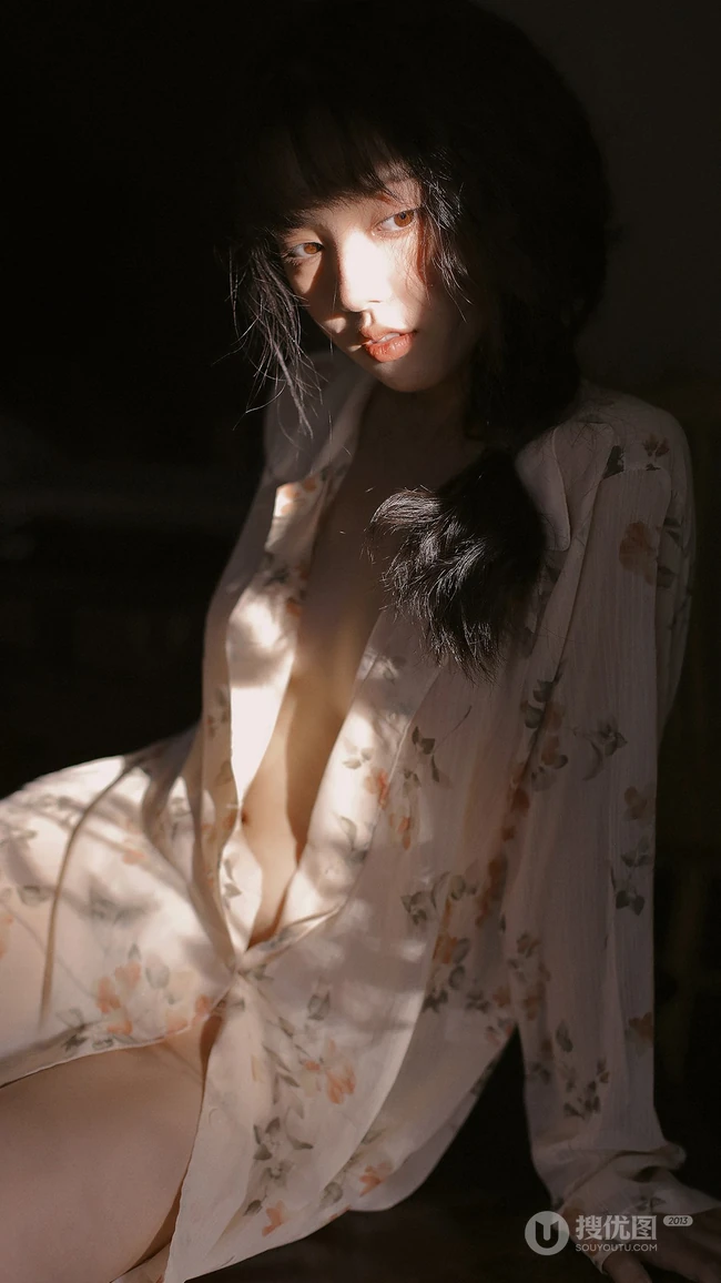 性感女孩，美背，印花衫，唯美性感真空装美少女艺术写真手机壁纸图片