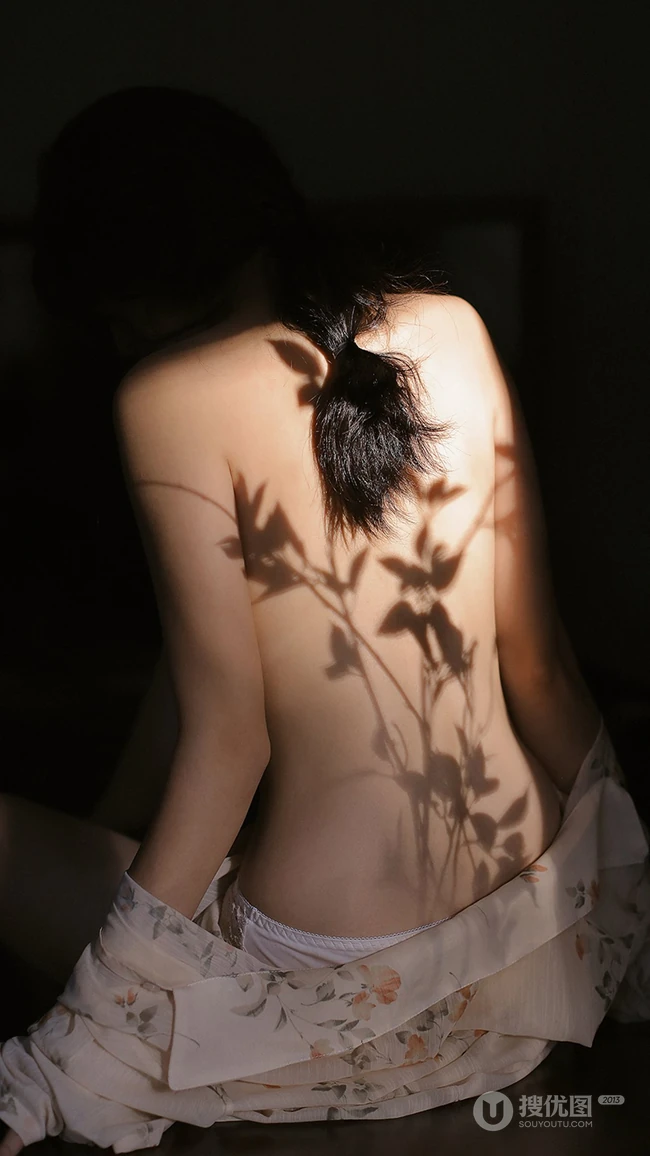 性感女孩，美背，印花衫，唯美性感真空装美少女艺术写真手机壁纸图片