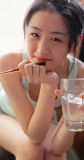 爱笑的女孩，清纯可人少女休闲背心短裤简单穿着清新超高清室内写真照