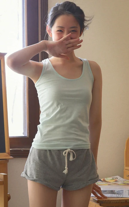 爱笑的女孩，清纯可人少女休闲背心短裤简单穿着清新超高清室内写真照