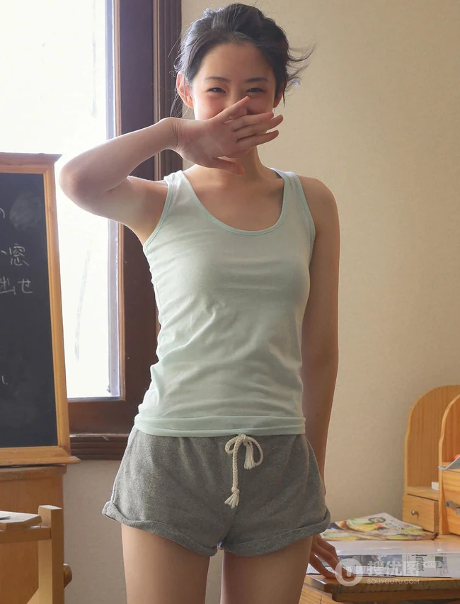 爱笑的女孩，清纯可人少女休闲背心短裤简单穿着清新超高清室内写真照