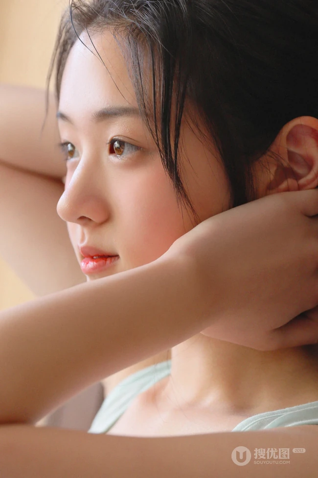 爱笑的女孩，清纯可人少女休闲背心短裤简单穿着清新超高清室内写真照