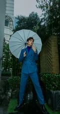 上海帅哥董力手拿雨伞挂小包妖魅十足户外写真酷帅照片