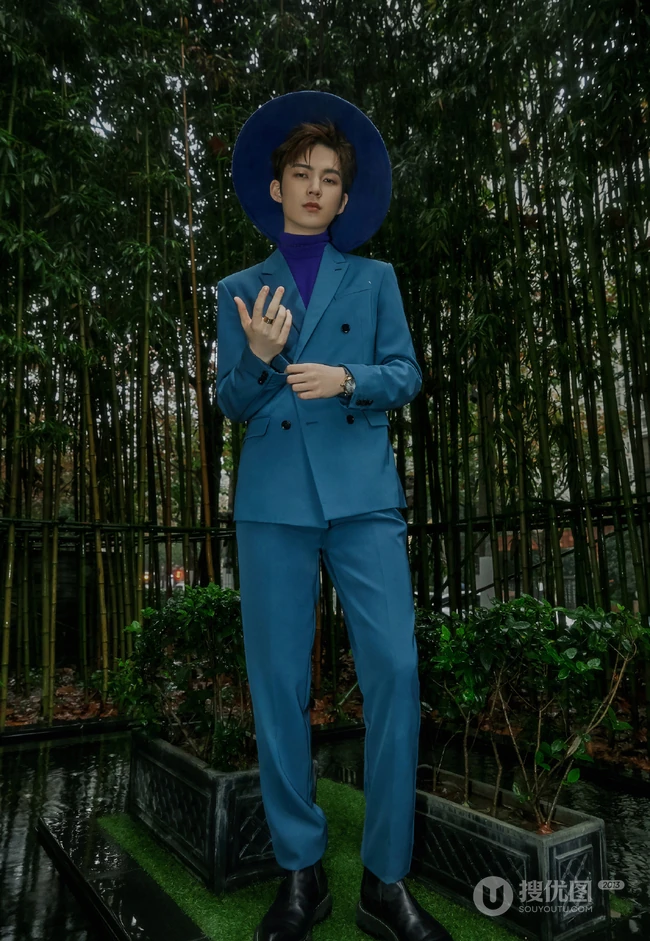 上海帅哥董力手拿雨伞挂小包妖魅十足户外写真酷帅照片