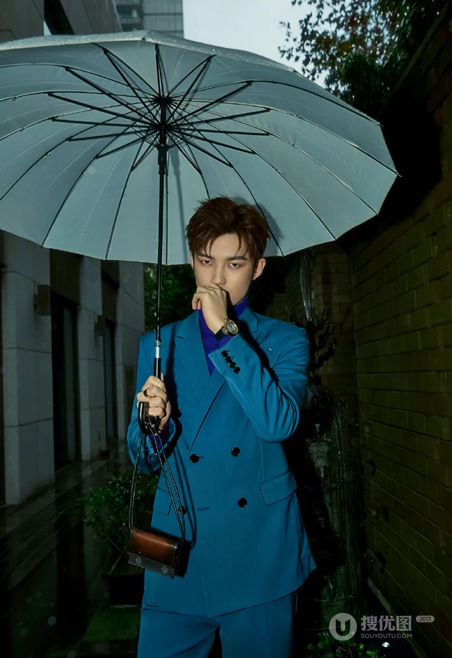 上海帅哥董力手拿雨伞挂小包妖魅十足户外写真酷帅照片