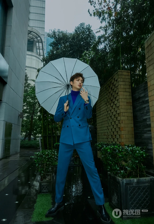 上海帅哥董力手拿雨伞挂小包妖魅十足户外写真酷帅照片