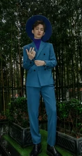 上海帅哥董力手拿雨伞挂小包妖魅十足户外写真酷帅照片