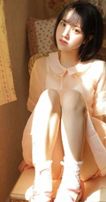 短发女生 萌妹 少女，清纯甜美粉色轻纱连衣裙享受温暖阳光室内图片集