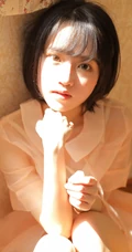 短发女生 萌妹 少女，清纯甜美粉色轻纱连衣裙享受温暖阳光室内图片集