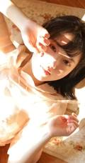 短发女生 萌妹 少女，清纯甜美粉色轻纱连衣裙享受温暖阳光室内图片集