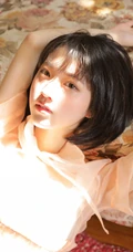 短发女生 萌妹 少女，清纯甜美粉色轻纱连衣裙享受温暖阳光室内图片集