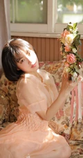 短发女生 萌妹 少女，清纯甜美粉色轻纱连衣裙享受温暖阳光室内图片集