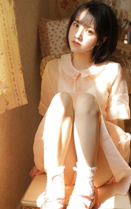 短发女生 萌妹 少女，清纯甜美粉色轻纱连衣裙享受温暖阳光室内图片集