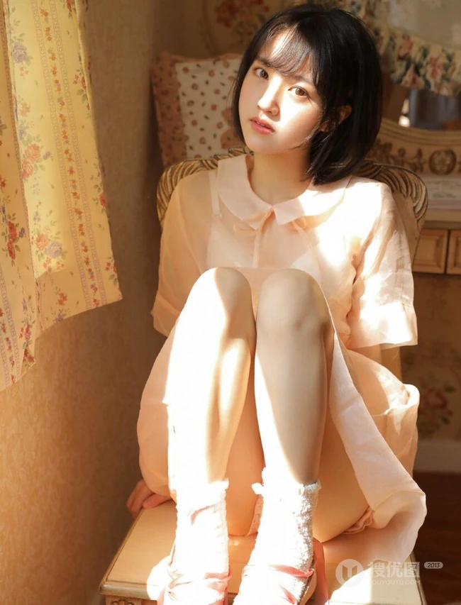 短发女生 萌妹 少女，清纯甜美粉色轻纱连衣裙享受温暖阳光室内图片集