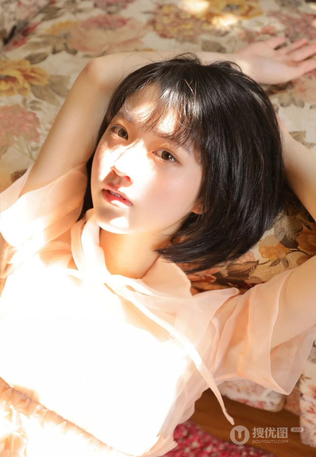 短发女生 萌妹 少女，清纯甜美粉色轻纱连衣裙享受温暖阳光室内图片集