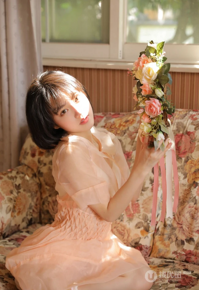 短发女生 萌妹 少女，清纯甜美粉色轻纱连衣裙享受温暖阳光室内图片集