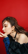 吴昕红色背景墙前甜酷写真照