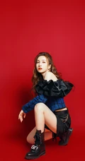 吴昕红色背景墙前甜酷写真照