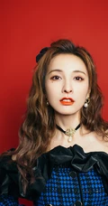 吴昕红色背景墙前甜酷写真照