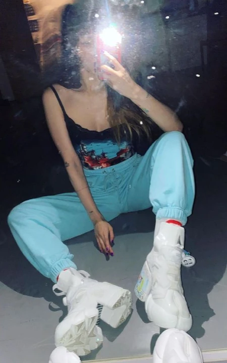 泫雅晒豪迈坐姿自拍照，背心运动裤穿搭，尽显美肩锁骨