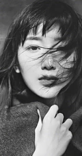 毛晓彤伤感意境唯美写真照，寒风习习，大衣护身，短发随风贴脸颊