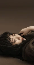 毛晓彤伤感意境唯美写真照，寒风习习，大衣护身，短发随风贴脸颊